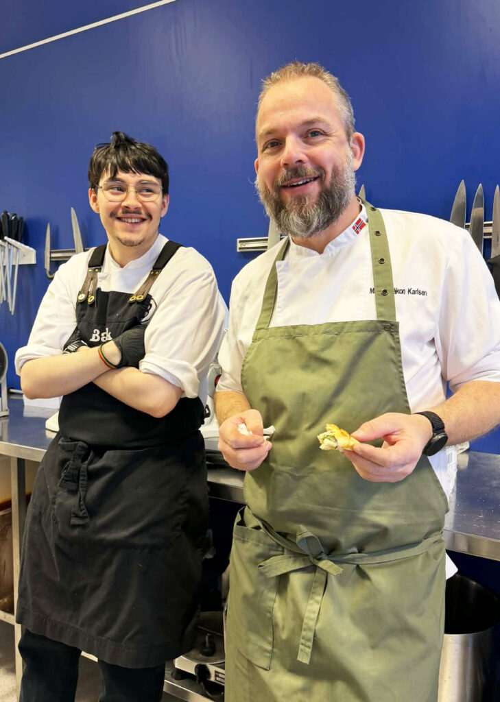 Noah, kokkelærling på Bark Spiseri & Bar, hadde laget meny og lærte ungdommene nye triks på kjøkkenet.
