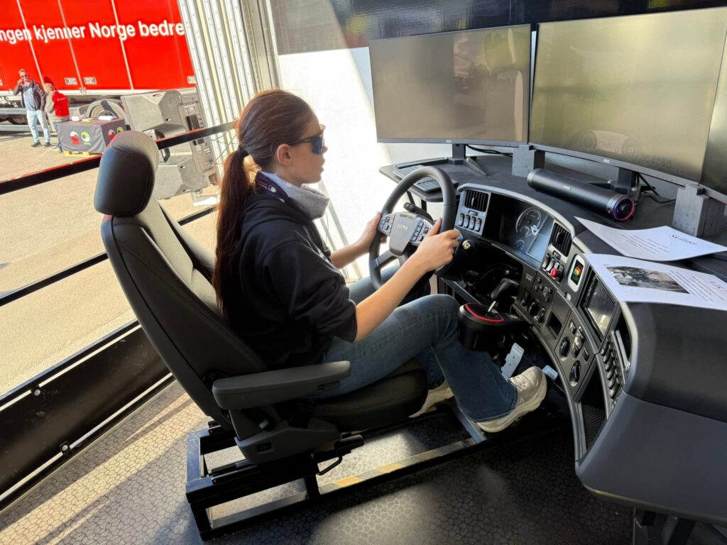 Jente tester kjøresimulator på Roadshow i Harstad